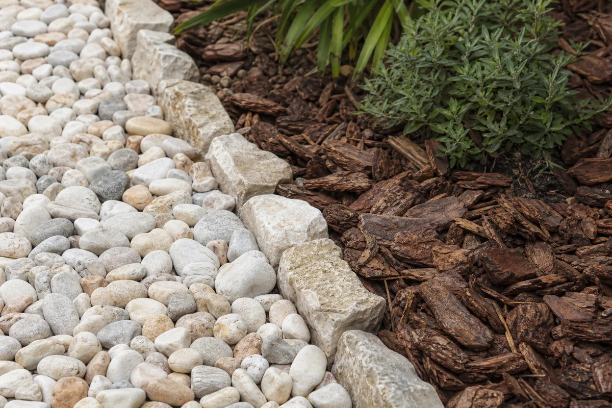 Paillage de jardin : minéral ou organique, comment choisir